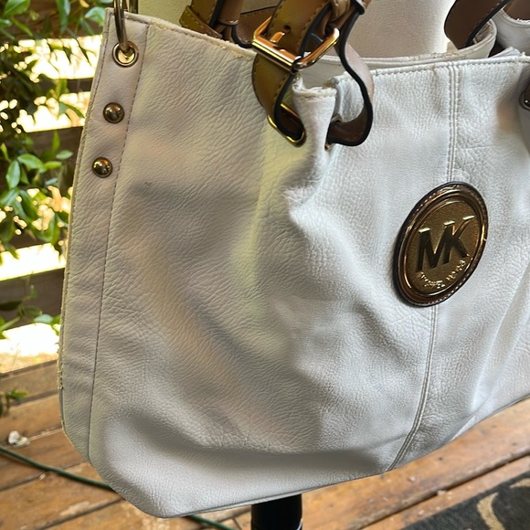 Michael Kors White and Tan Shoulder Bag with Gold Hardware - Picture 4 of 14